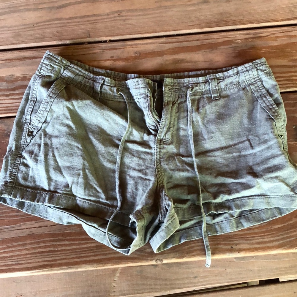 Gap olive green shorts